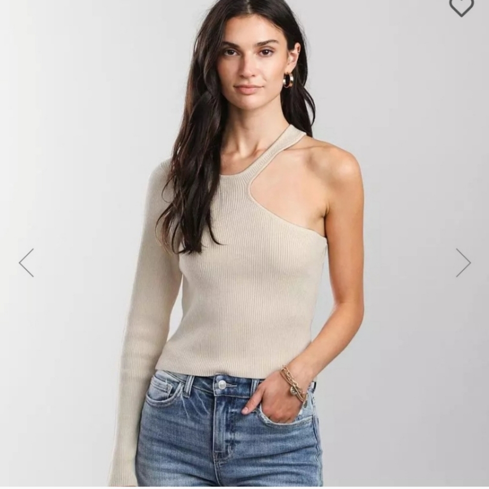 LE LIS CREAM ONE SHOULDER CUT OUTCROPPED RIBBED SWEATER NWT.    SIZE LARGE